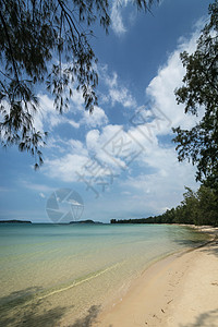 柬埔寨西哈努克维尔附近的高塔基辅岛长滩海岸海岸线黄沙晴天天堂海滩热带背景