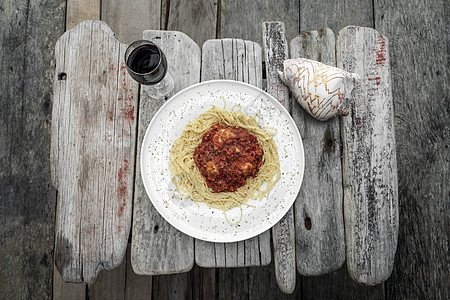 番茄和意大利面菜酱中的马铃薯蛋白鸡肉球美食面条地区性食物盘子乡村木头桌子图片