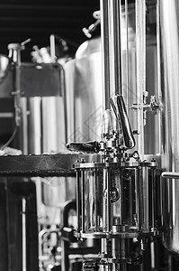 室内酿酒厂啤酒酿啤酒设备详细分类细目体重机器啤酒厂机械酿造工业黑与白金属背景图片
