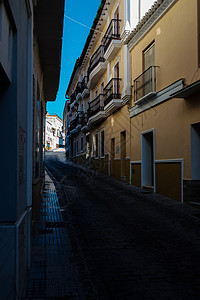 美丽 图片化的街道 狭窄的道路 白色建筑物外墙 西班牙建筑棕榈地标城市窗户路面建筑学人行道市中心蓝天访问图片