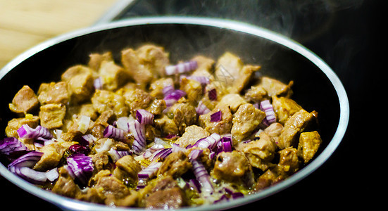 果汁猪肉切成一片油炸黄油 红肉煮在锅里食物胡椒服务草本植物洋葱乡村香料美食烹饪黄油图片