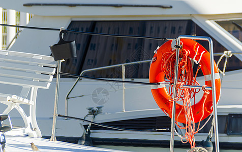 船上的橙色救生艇 海上拯救生命的基本工具之一橙子生存储蓄者海洋甲板救生员危险海滩游泳救生圈图片