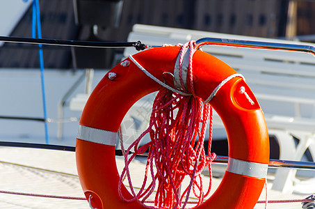 船上的橙色救生艇 海上拯救生命的基本工具之一浮标救生圈稻草漂浮圆圈橙子危险警卫生活海洋图片