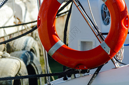 特写在船边的橙色救生圈上 这是海上必不可少的救生工具图片