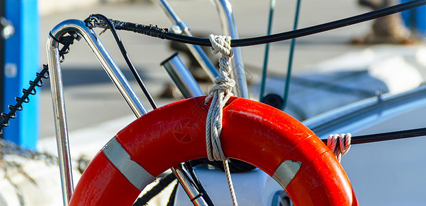 船上的橙色救生艇 海上拯救生命的基本工具之一稻草腰带绳索救援海洋储蓄者救生员框架救命港口图片