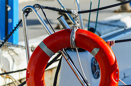 船上的橙色救生艇 海上拯救生命的基本工具之一救生圈港口海滩漂浮游泳浮标救命旅行游艇绳索图片