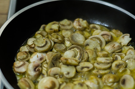 切碎的蘑菇煎成黄油 在锅中 素食菜盘乡村搅拌营养美食油炸工具小酒馆蔬菜午餐餐厅图片