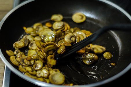 切碎的蘑菇煎成黄油 在锅中 素食菜盘胡椒烹饪厨房小酒馆洋葱午餐盘子小吃平底锅油炸图片