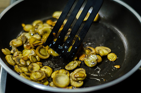 切碎的蘑菇煎成黄油 在锅中 素食菜盘小酒馆午餐烹饪工具食物洋葱盘子小吃胡椒厨房图片