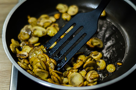 切碎的蘑菇煎成黄油 在锅中 素食菜盘盘子工具小吃蔬菜午餐厨房油炸食物乡村平底锅图片
