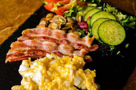 配有培根的炒鸡蛋 配有沙拉 番茄和黄瓜的蘑菇脂肪育肥食物烹饪盘子油炸餐厅草药饮食营养图片