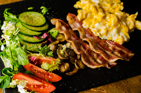 配有培根的炒鸡蛋 配有沙拉 番茄和黄瓜的蘑菇早餐餐厅营养油炸盘子胡椒烹饪草药育肥服务图片