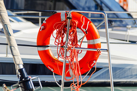 船上的橙色救生艇 海上拯救生命的基本工具之一游泳游艇救生圈戒指圆圈储蓄者稻草帮助橙子框架图片