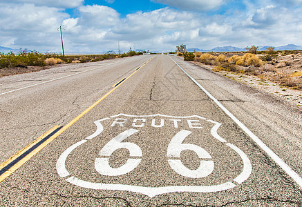 66号公路路标有蓝天背景 旅行和探险的经典概念以古老方式进行汽车天空历史性发动机指示牌旅游路线国家蓝色沥青图片