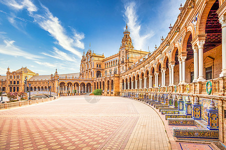西班牙塞维利亚的西班牙广场 在夏日蓝色天空下 伊比里亚文艺复兴建筑的一个伟大范例旅行正方形观光历史性历史天空城市地标文化公园背景图片