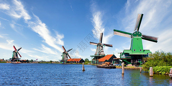 荷兰风车停在靠近荷兰阿姆斯特丹的绿色农村 有蓝天和河流水历史历史性村庄天空国家环境文化游客桑色旅行图片