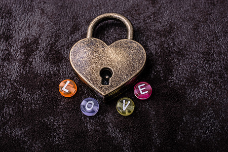 爱形挂锁钥匙和爱词城堡婚礼文化古董安全幸福动机情感金属展示图片
