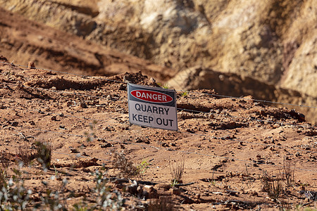 大型采石场危险标志的照片被拒拍摄企业生产土地风景信号灌木丛安全矿物质栅栏环境背景图片