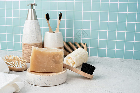 浴室架上带有竹刷 手工肥皂 撒布器和天然梳子的浴巾附件洗发水奢华桌子海绵液体治疗产品温泉毛巾身体图片
