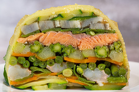 大理石蔬菜 鲑鱼和 茶地鲑鱼蔬菜和茄子盘子青椒烹饪杏仁明胶食物沙拉美食小菜图片