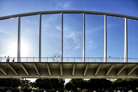 蓝天下的桥曲线蓝色金属建造螺旋技术竖琴运输穿越天空图片