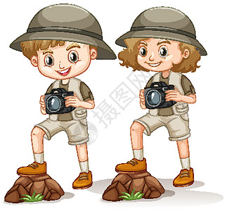 男孩和女孩在 safari 装备与相机站在大鹏图片