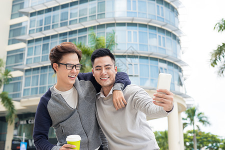 使用智能手机的2个年轻人视频电话男人男性夫妻乐趣技术微笑城市朋友们图片