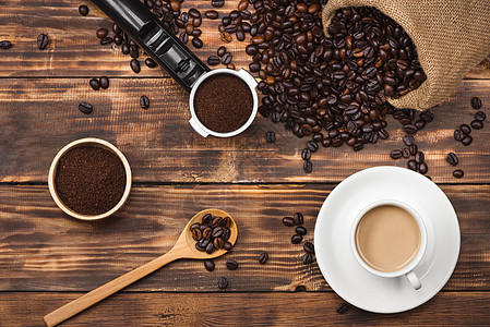 汤匙咖啡豆和热饮巧克力杯子棕色食物咖啡勺子白色桌子饮料早餐图片