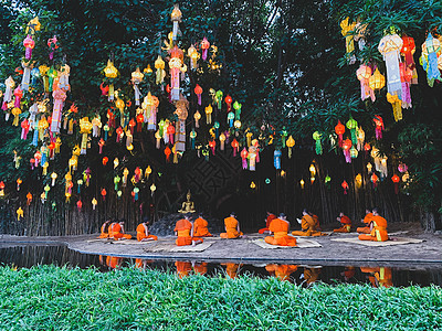 佛和尚坐着静坐冥想 在每年在渡渡道寺的美丽的纸灯光下蜡烛发射佛教徒宗教灯笼反射天灯仪式传统气球图片