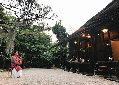 Naha冲绳 2019年5月21日 一名女子在餐厅内穿着传统冲绳服装图片