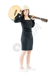 肩上携带音响吉他的女人白色乐器音乐家女孩吉他手工作室青少年女士音乐女性图片