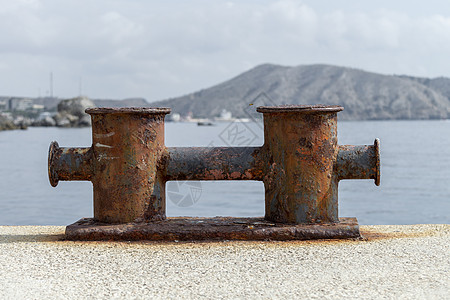 在海上和山地背景下 在码头的Knechts泊位旅行支撑护柱晴天爱好反射海岸线港口吸引力图片