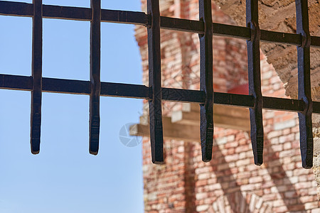 蓝色 sk 覆盖堡垒入口的厚金属格栅图片
