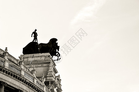 马德里一栋大楼屋顶上的夸德里加雕像旅行奶奶纪念馆街道雕塑建筑城市旅游艺术建筑师图片