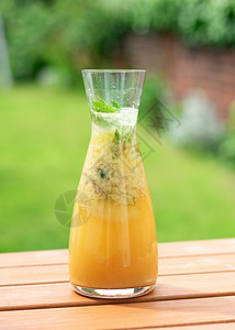 在花园里加柠檬和肉叶的姜柠檬汁玻璃水果液体食物饮料薄荷早餐饮食酒精橙子图片