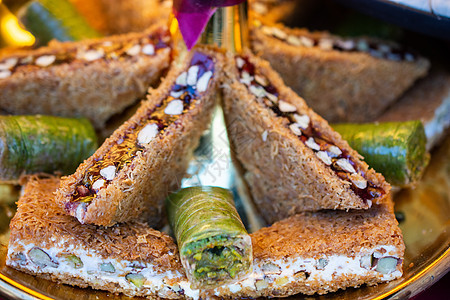 传统的土耳其甜点 kadayif 在糖浆中烘烤的切碎面团和碎坚果糖果脚凳开心果文化糕点火鸡奢华爱好者美食奶油图片