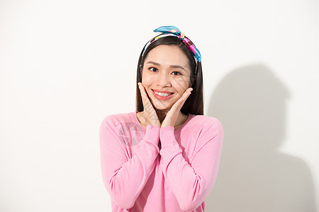 可爱的亚洲人用双手摸脸 肖像 皮肤护理和化妆概念 粉色衬衫 白背景来展示她的脸温泉女孩外科女士手术化妆品治疗女性塑料图片