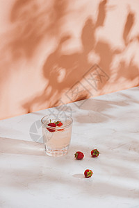 夏天的果汁 在光背景上用杯子里的新鲜兰莓白色玻璃水果饮料食物浆果红色苏打酒精图片