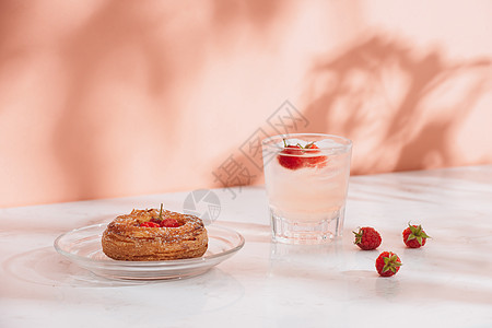 新鲜烘烤传统糕点甜甜蜜达尼米玉米莓和草莓苏打饮料食物甜点早餐面包桌子小吃包子水果覆盆子图片