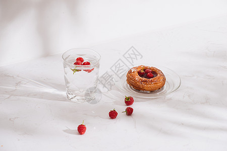 甜甜的夏日甜点 自制浆果酥 配冷覆盆子苹果酒 新鲜覆盆子 在一张白色大理石桌子上 复制空间顶视图浆果红色包子饮食早餐面包食物水果图片