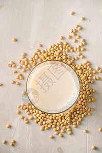 豆类牛奶或大豆和大豆 在石板上饮料白色牛奶种子食物玻璃黄色豆浆粮食勺子图片