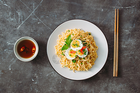 干方便面亚洲拉面和汤的蔬菜食物桌子黄色白色美食午餐图片