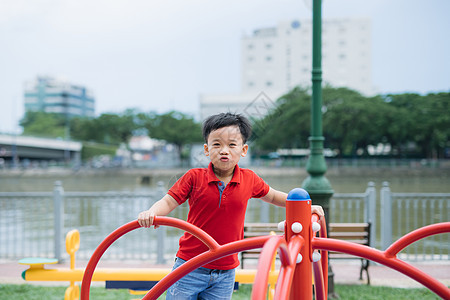 小亚洲男孩 骑着摇摆欢乐幸福童年男生木马游乐场活动公园乐趣圆圈孩子图片