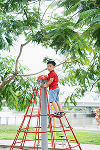 穿帽子的小男孩爬上公园的丛林健身房喜悦男性孩子们绳索孩子童年乐趣教育冒险操场图片