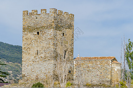 热那亚堡垒和克里米亚苏达克12个使者教堂的古老港口塔 这两座建筑物都是十四世纪建造的吸引力使徒城堡爬坡城市防御游客建筑教会寺庙图片