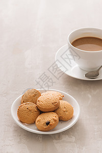 咖啡 白瓷杯 新鲜酿制的咖啡顶端视图 以薄饼干 勺子和盘子在轻背景上安排巧克力小吃杯子芯片飞碟白色早餐食物棕色甜点图片