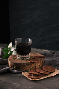 桌上的一杯咖啡和巧克力曲奇饼干杯子早餐食堂桌子棕色咖啡店食物蛋糕饮料白色黑色图片