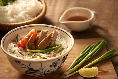 越南汤 其中含有水稻和烧烤的切碎鱼包子蛋糕白色旅行面条盘子文化绿色美食图片
