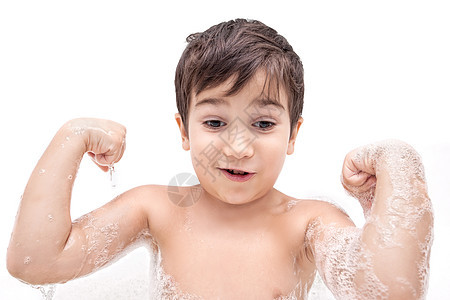 男孩在浴室洗衣服乐趣相机肥皂头发泡沫男性气泡清洁度快乐浴缸图片