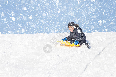 冬季的雪橇幸福假期运动喜悦公园男生闲暇快乐享受锻炼图片